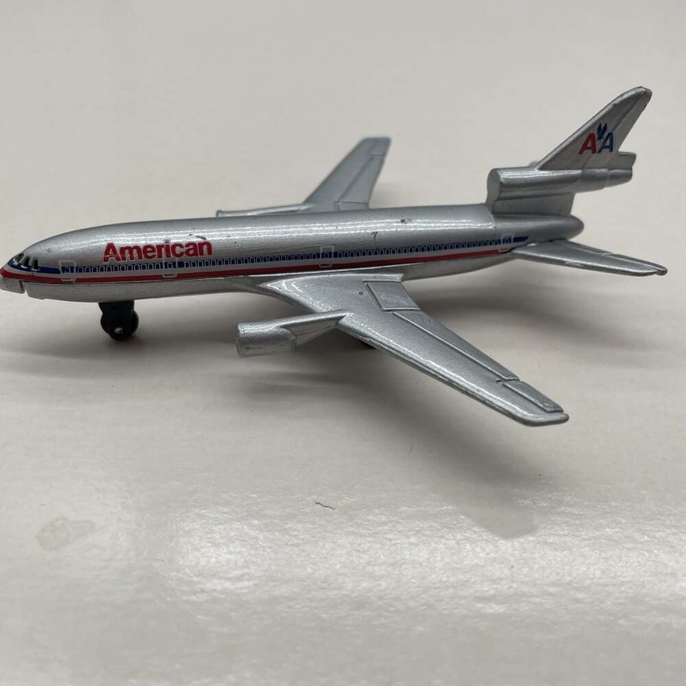 Vintage 2000 Matchbox Skybusters SB-13 Diecast American Airlines DC-10 Jet Plane